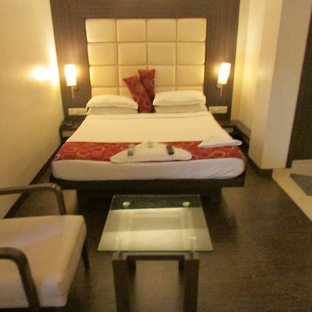Hotel Mourya Residency Тхане Экстерьер фото