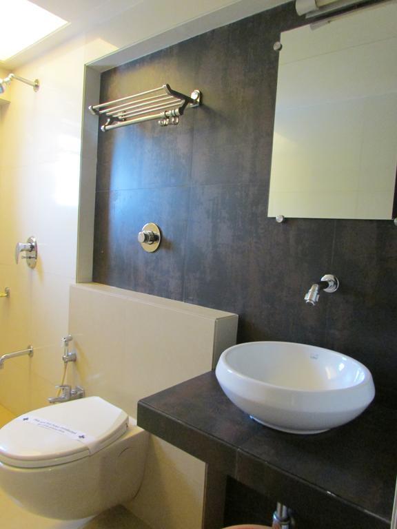 Hotel Mourya Residency Тхане Экстерьер фото