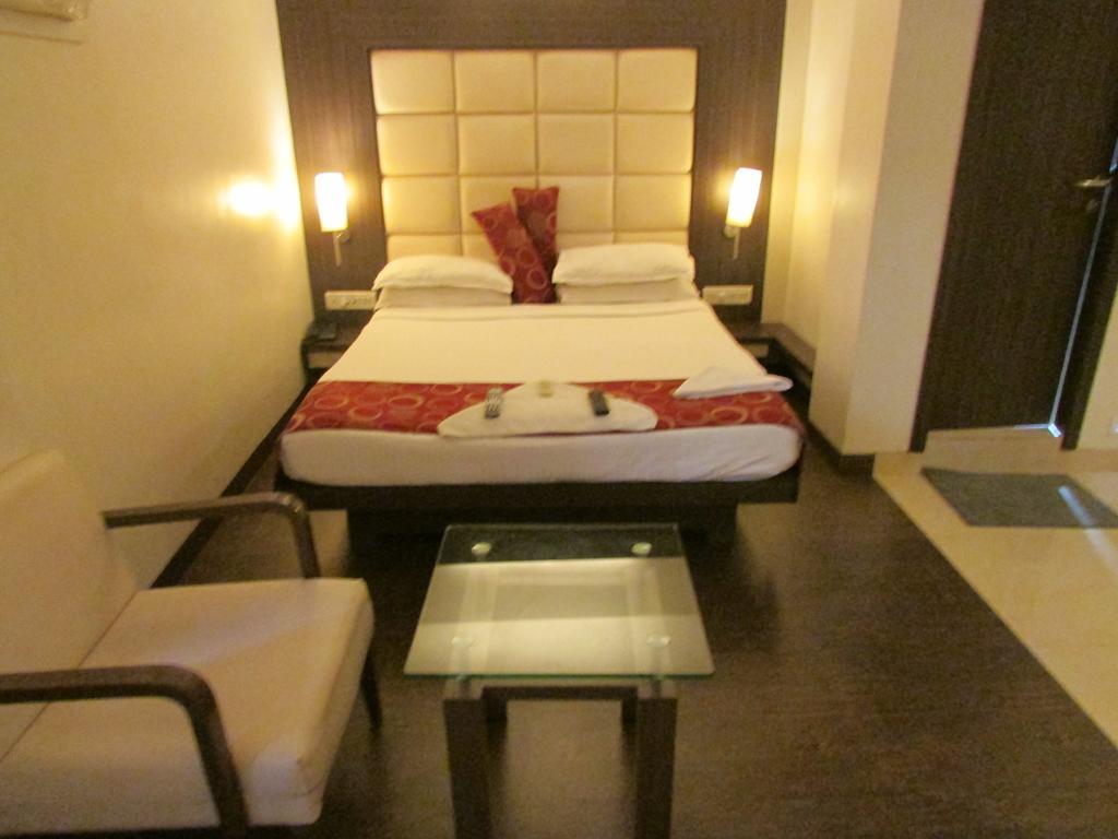 Hotel Mourya Residency Тхане Экстерьер фото