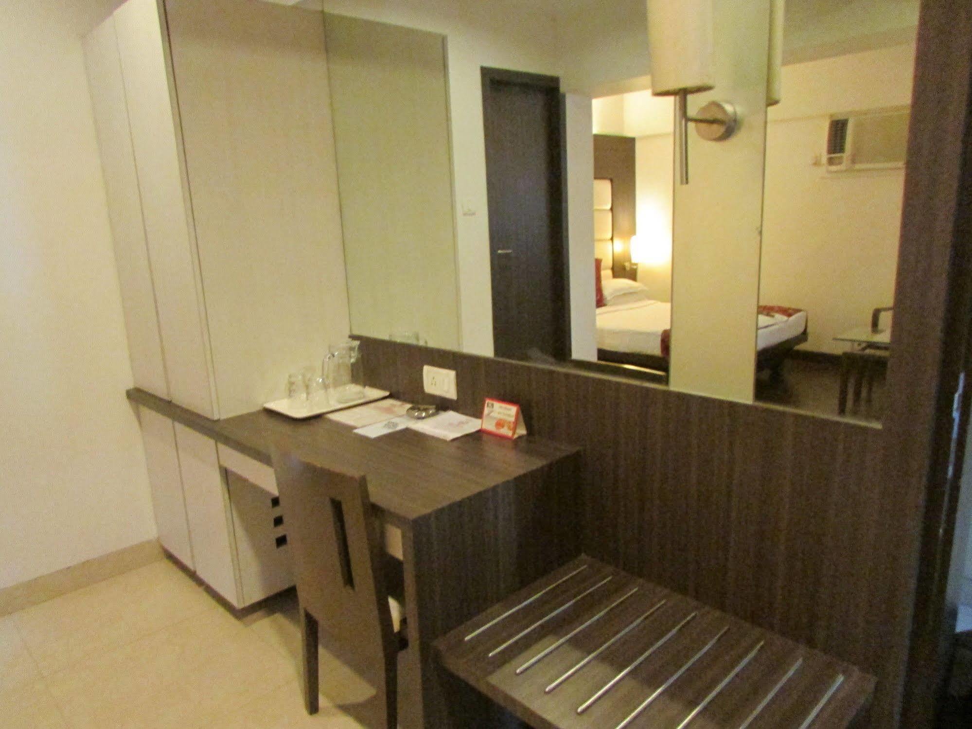 Hotel Mourya Residency Тхане Экстерьер фото