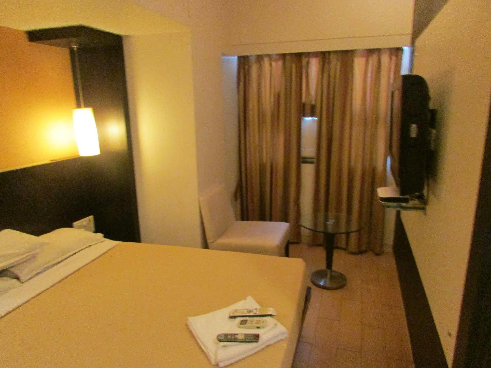 Hotel Mourya Residency Тхане Экстерьер фото