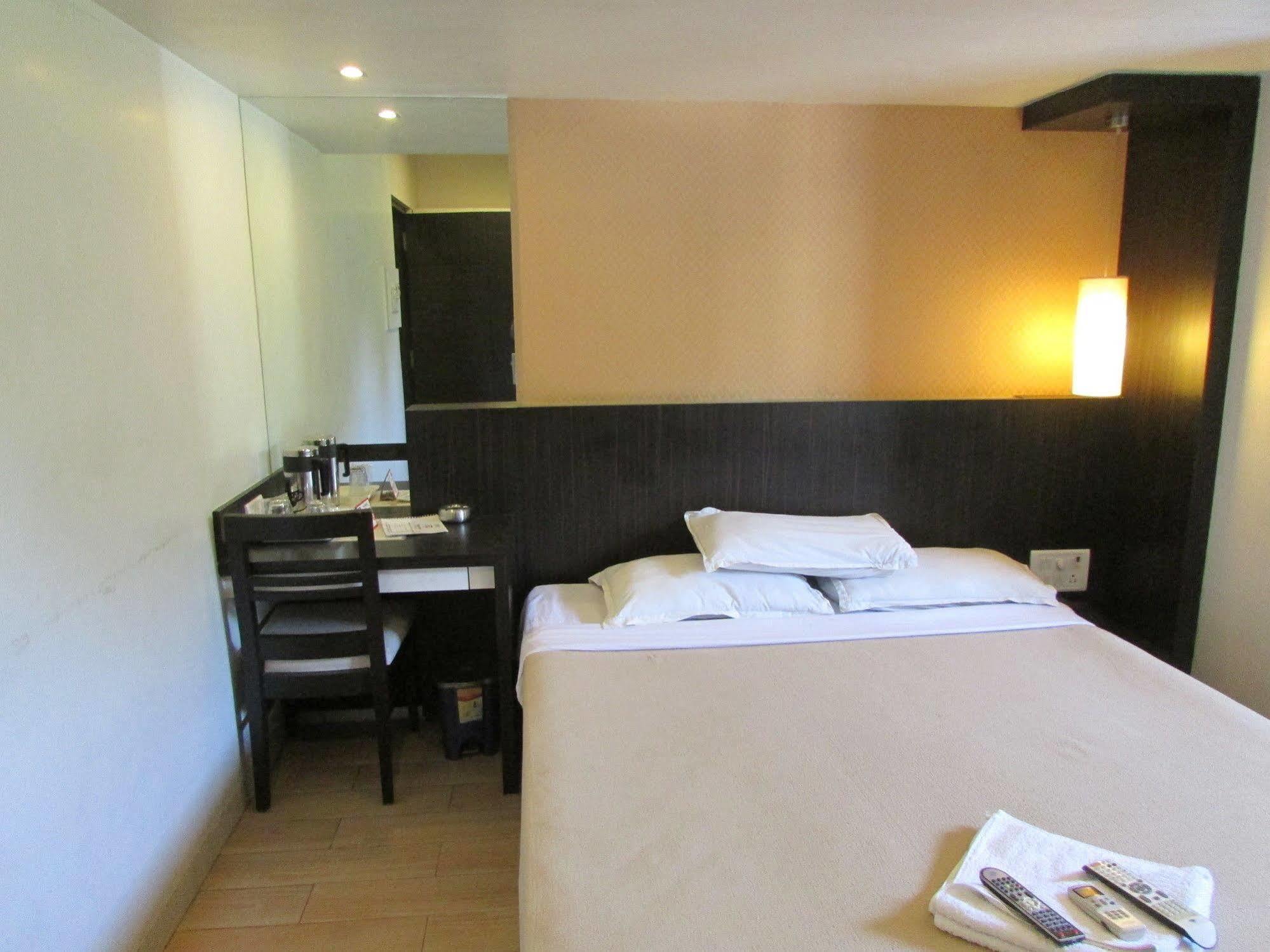Hotel Mourya Residency Тхане Экстерьер фото