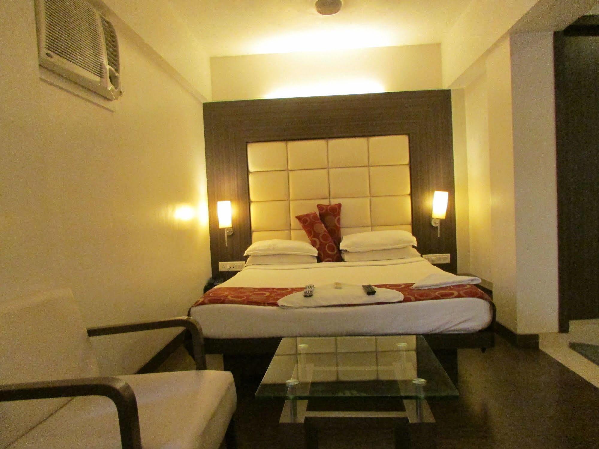 Hotel Mourya Residency Тхане Экстерьер фото
