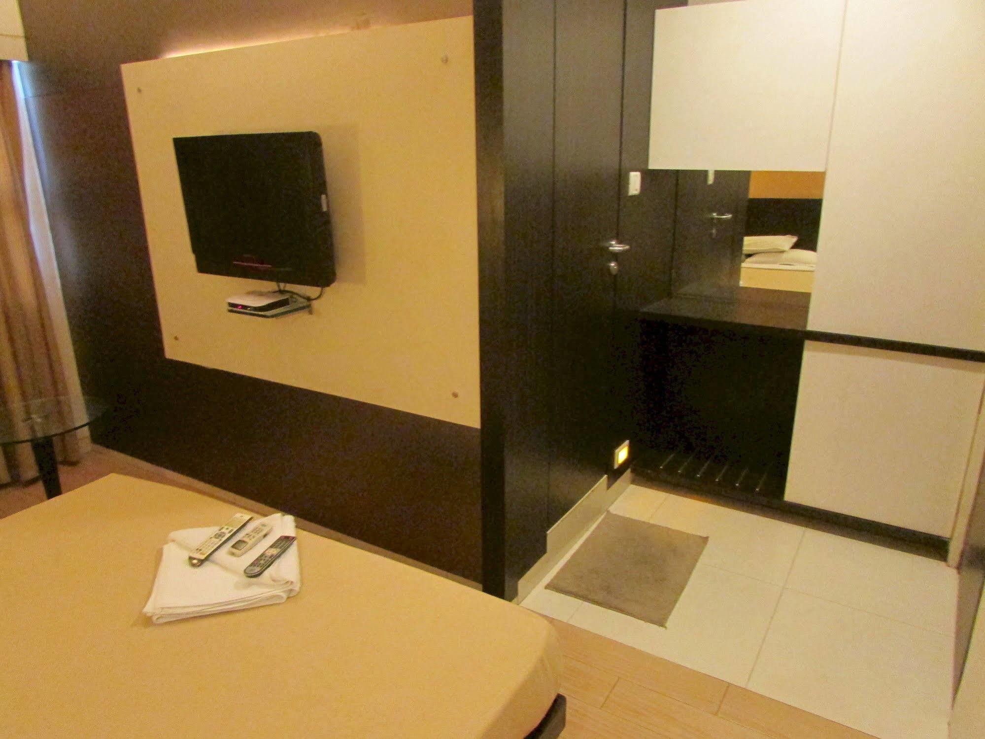 Hotel Mourya Residency Тхане Экстерьер фото