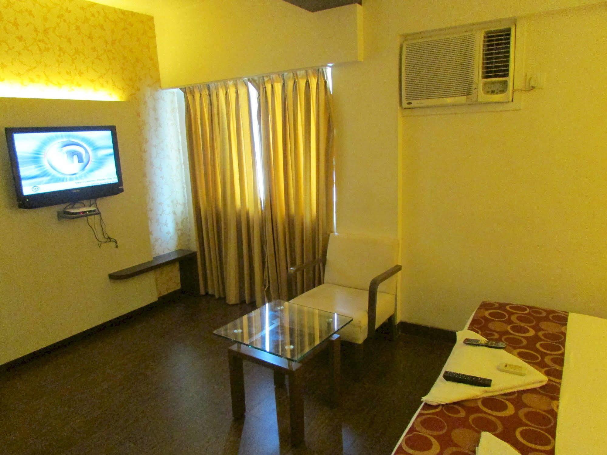 Hotel Mourya Residency Тхане Экстерьер фото