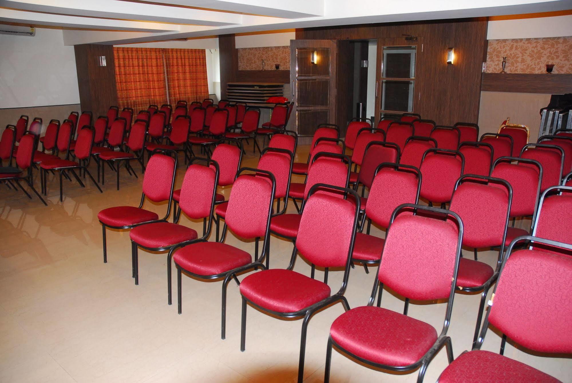 Hotel Mourya Residency Тхане Экстерьер фото