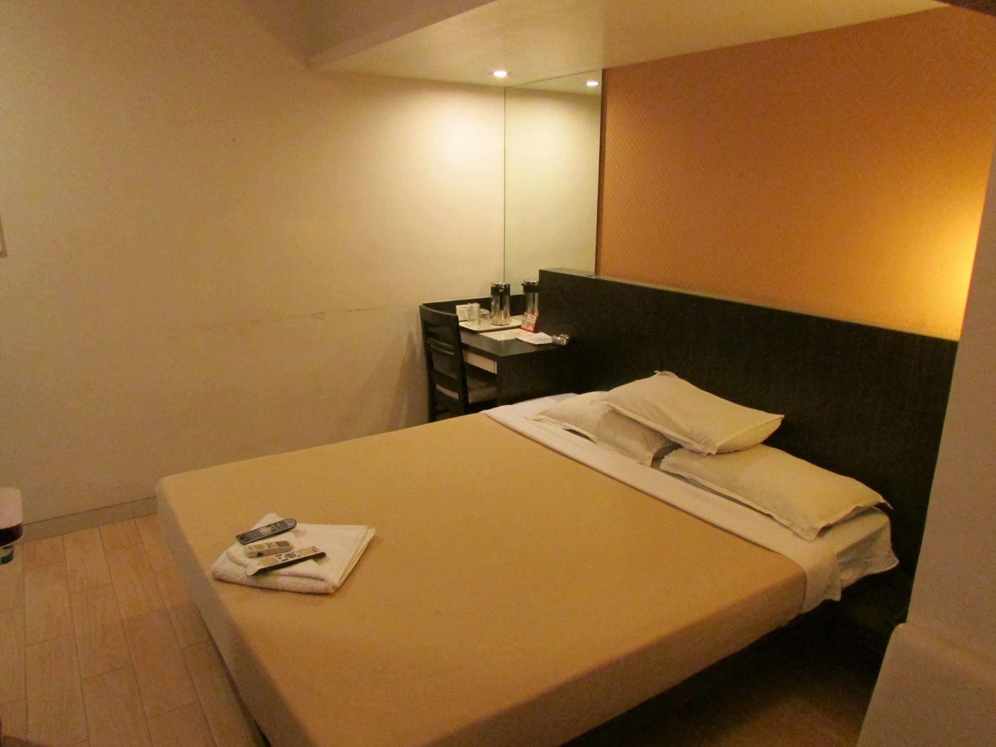 Hotel Mourya Residency Тхане Экстерьер фото