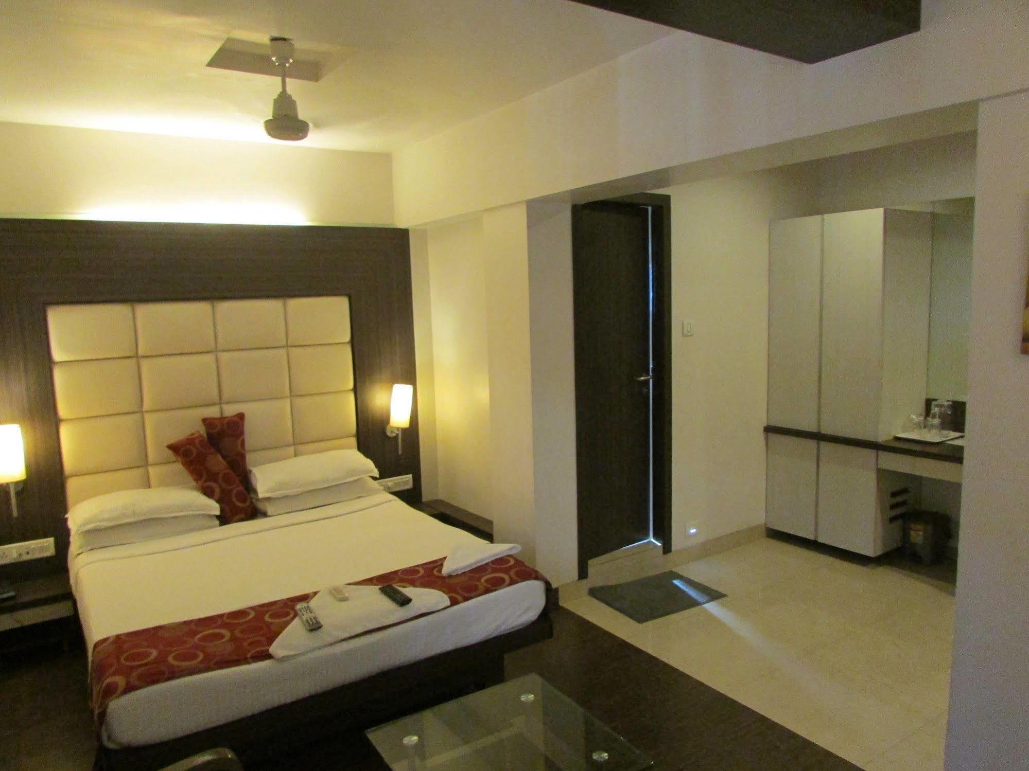 Hotel Mourya Residency Тхане Экстерьер фото