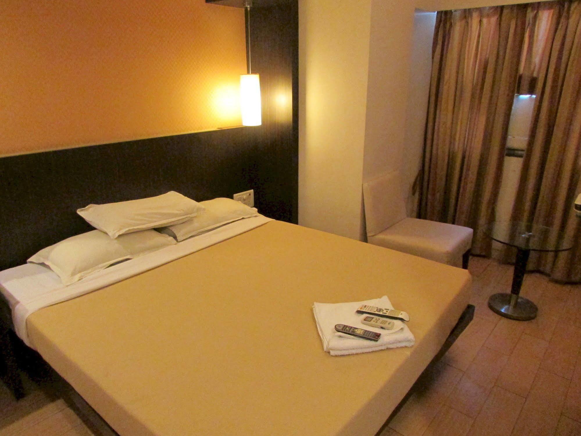 Hotel Mourya Residency Тхане Экстерьер фото