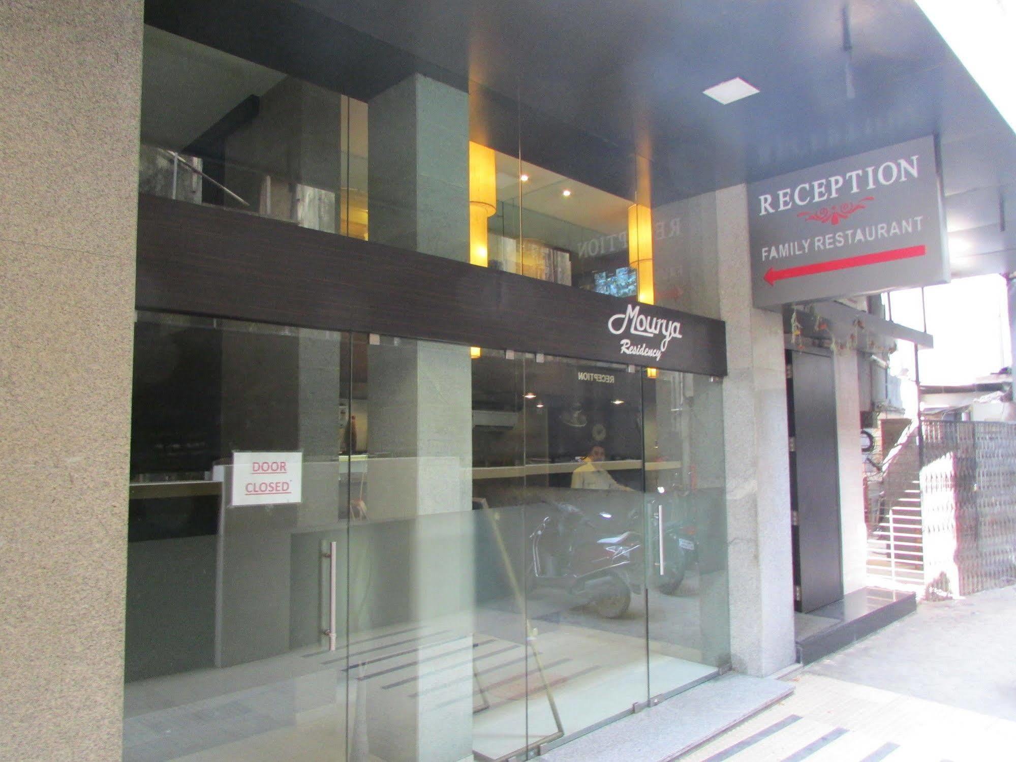 Hotel Mourya Residency Тхане Экстерьер фото