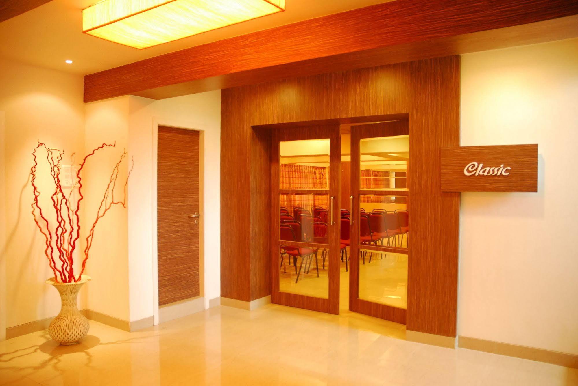 Hotel Mourya Residency Тхане Экстерьер фото