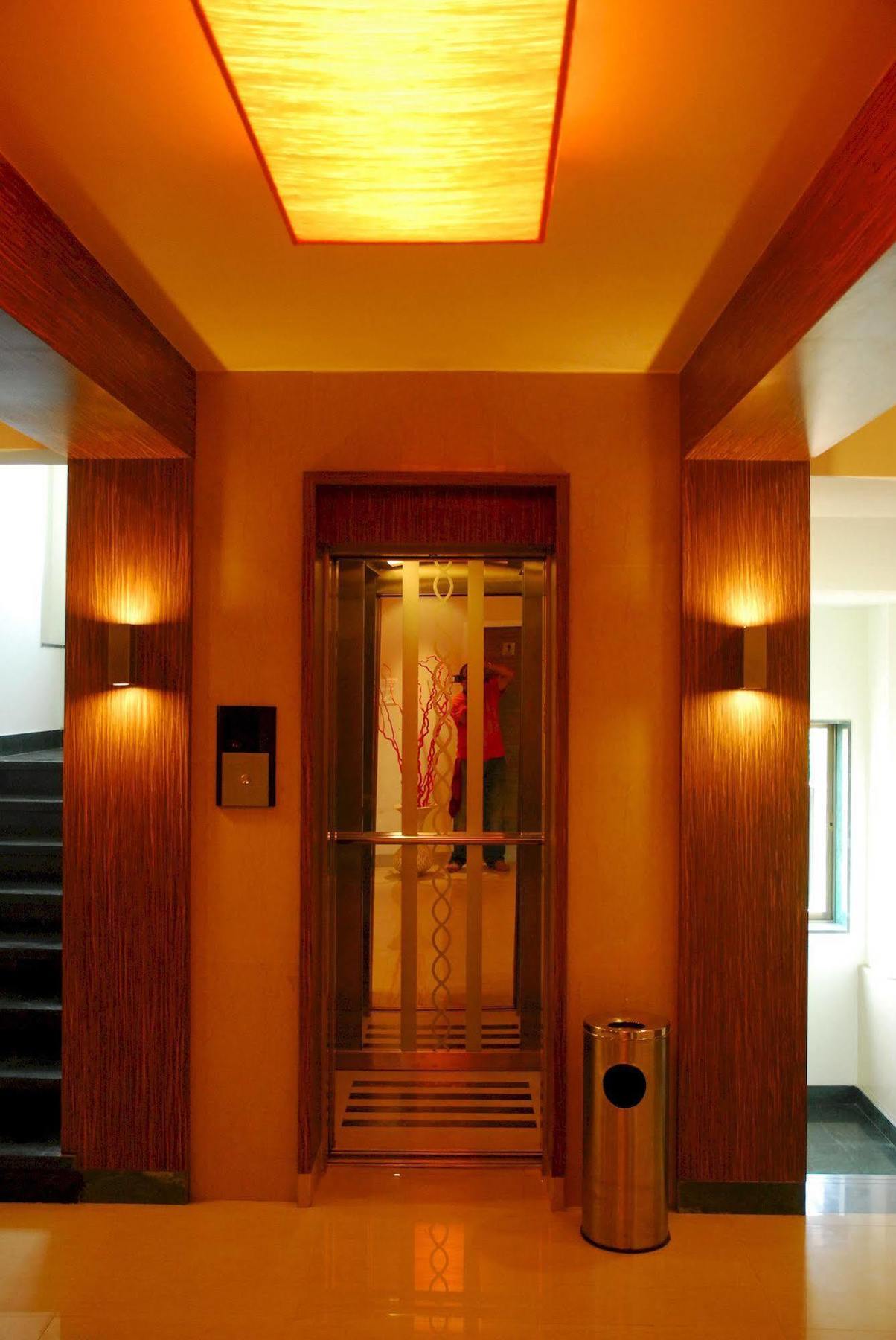 Hotel Mourya Residency Тхане Экстерьер фото