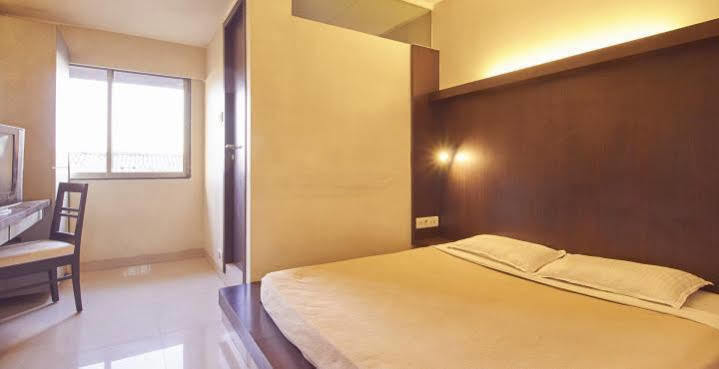 Hotel Mourya Residency Тхане Экстерьер фото