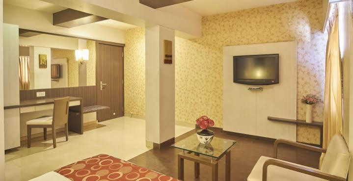 Hotel Mourya Residency Тхане Экстерьер фото