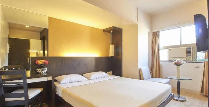 Hotel Mourya Residency Тхане Экстерьер фото